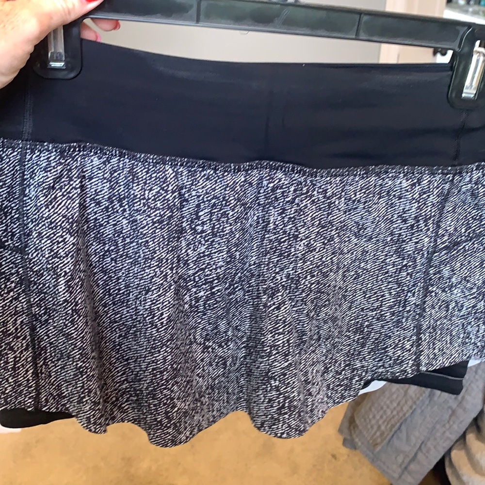 Lululemon size 6 Tennis skirt black and gray